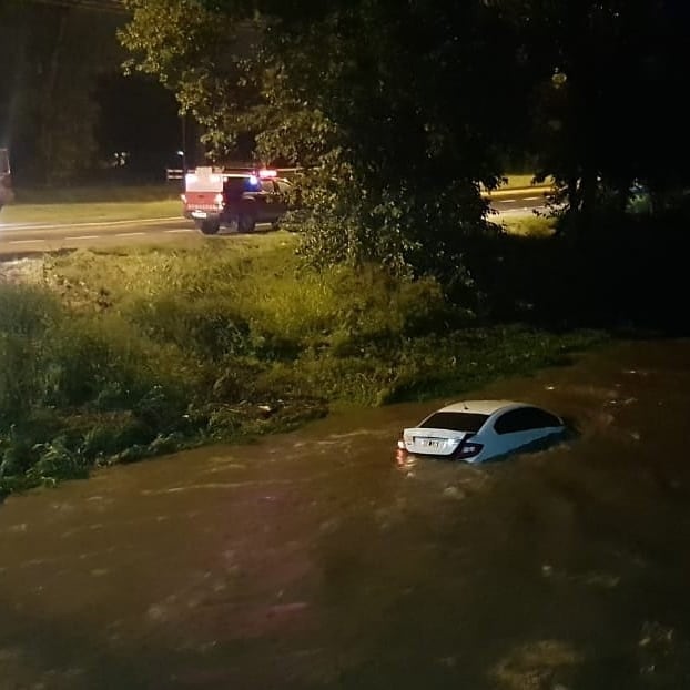 En Mendiolaza, un automovilista fue rescatado por el titular de la comisaria de Villa Allende, Renato Panetta.