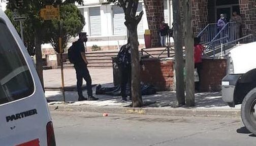 Murió un hombre en la puerta del Hospital San Bernardo.