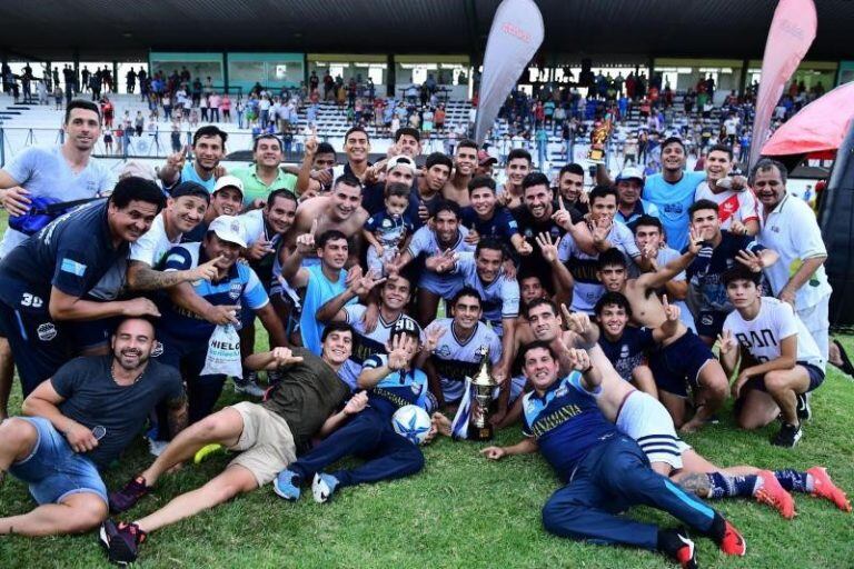 El plantel completo del "Franjeado", cuerpo técnico, dirigentes  y allegados, festejando en el centro del campo una nueva consagración.