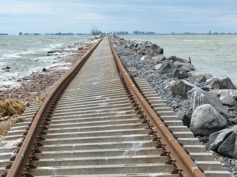 La vías en La Picasa destruidas por el agua.