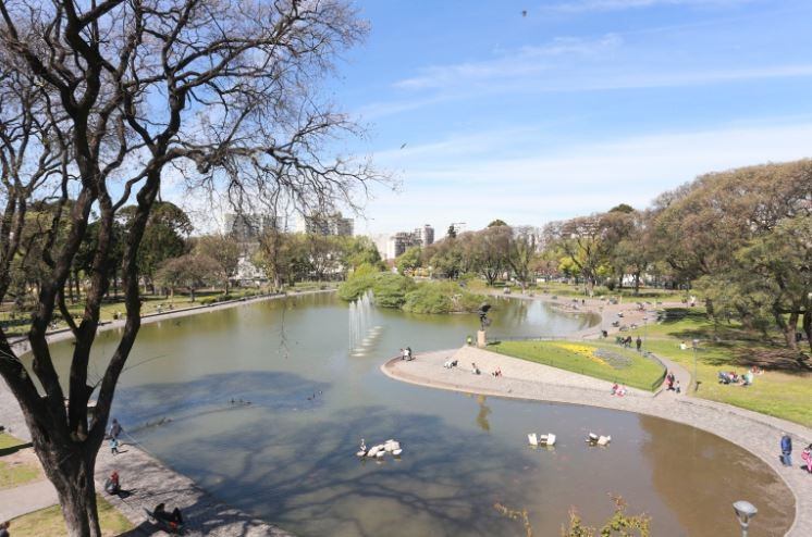 Parque Centenario, uno de los espacios verdes que deberán incorporar baños públicos. (Gobierno de la Ciudad)