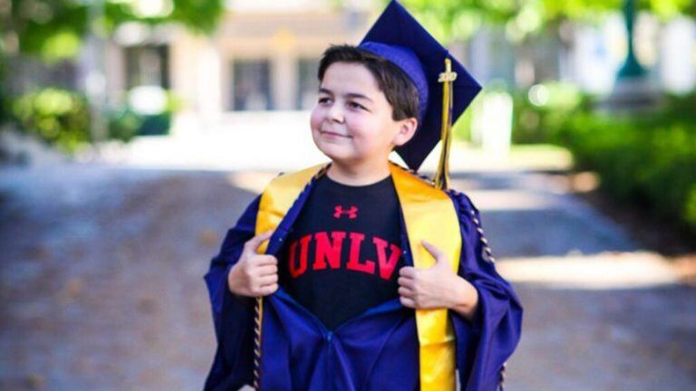 La historia de un niño de 13 años que se graduó con cuatro títulos de la Universidad de California