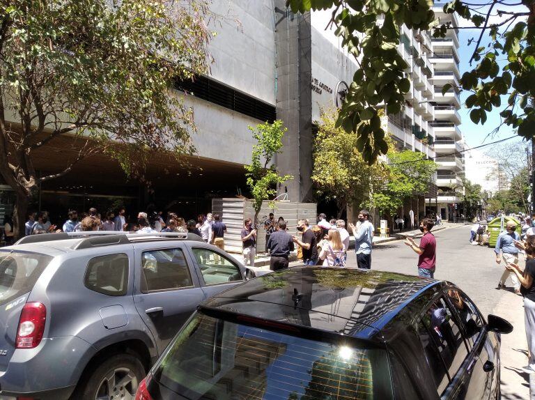 Protesta de acreedores de Vicentin frente a la Bolsa (@juanchiummiento)