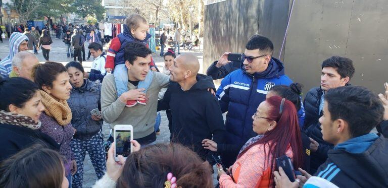 El Cholo Guiñazú fue a la sede de Talleres para retirar su carnet de socios y recibió el afecto de la gente.