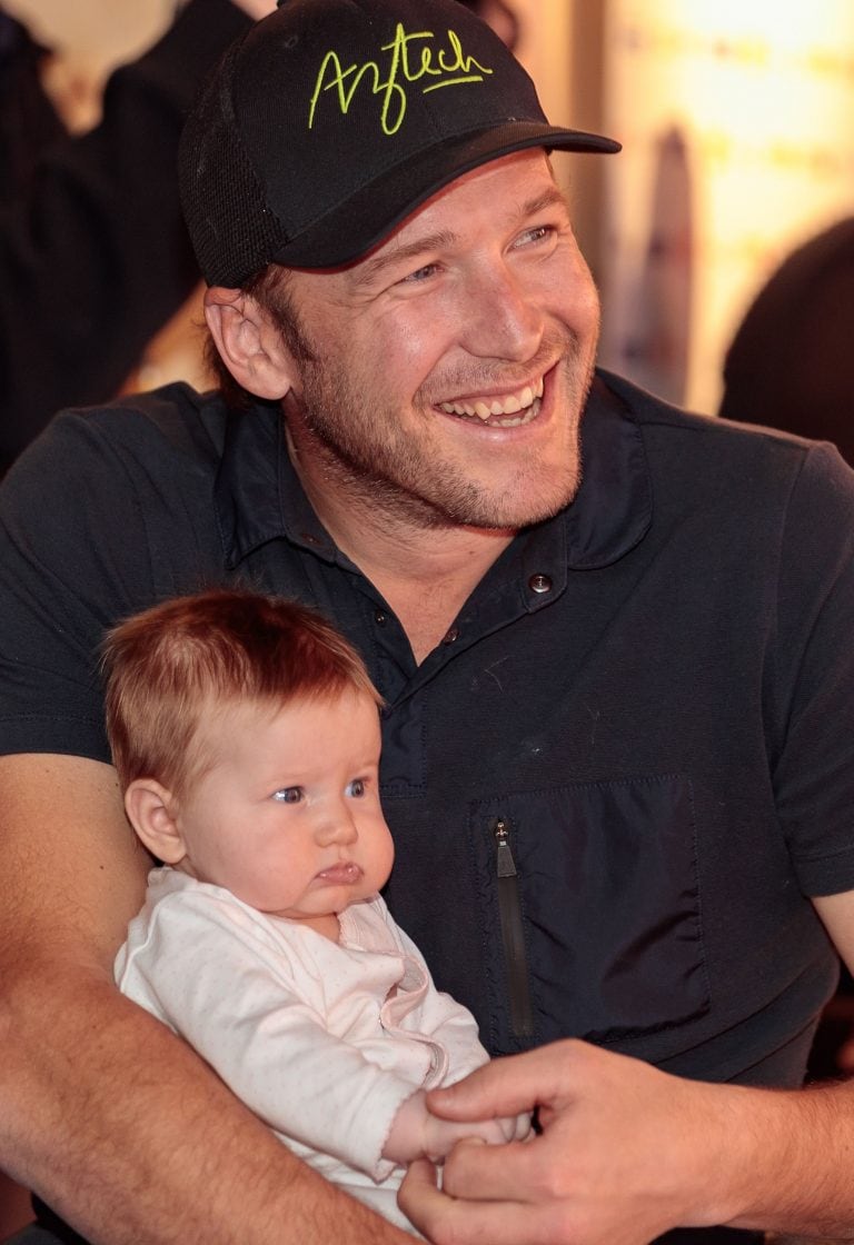 Bode Miller, junto a su pequeña hija Emeline. / AFP PHOTO / APA / Johann GRODER /