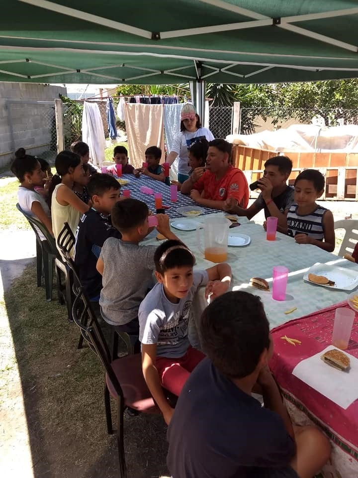 Corazones Solidarios le regalaron un almuerzo de domingo a sus chicos