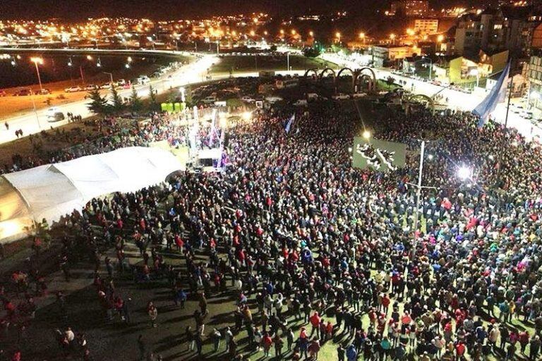 Cada año se reúnen miles de personas en la Plaza Malvinas de Ushuaia, ya que en esa localidad, como en Río Grande, se vive de manera muy sentida esta fecha.