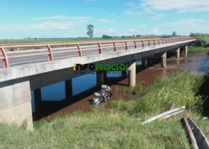 Los ocupantes de un auto se salvaron de milagro tras despistarse y caer al arroyo Monje.