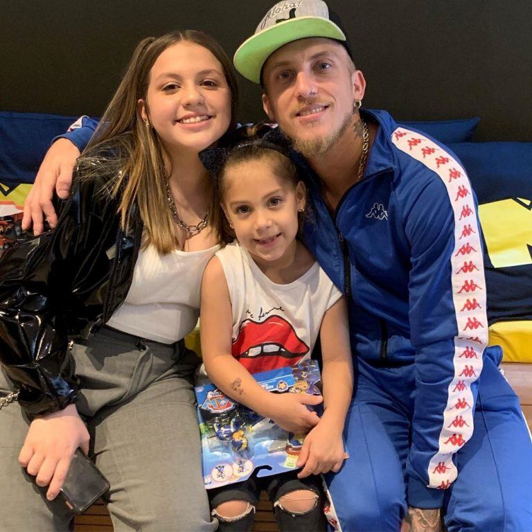 El Polaco posa con sus hijas Sol y Alma (Foto: Instagram/ @barby_silenzi)