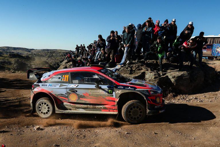 AME6278. EL CÓNDOR (ARGENTINA), 28/04/2019.- El belga Thierry Neuville y su compañero Nicolas Gilsoul conducen su Hyundai i20 WRC este domingo, durante la tercera jornada del Rally de Argentina, que hace parte del Mundial de Rally, en El Cóndor (Argentina). EFE/ Pablo Vasek