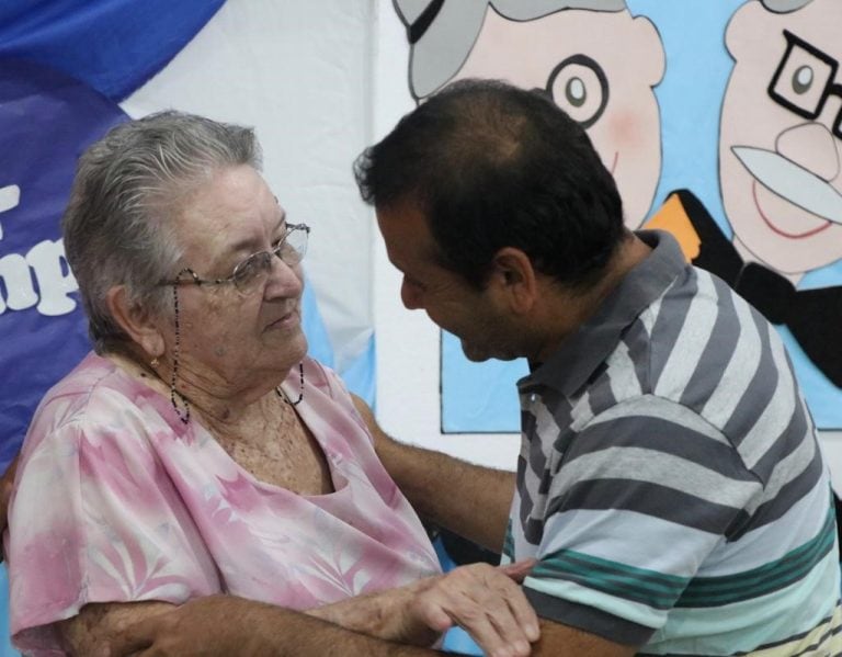 Entrega de tablets en San Vicente.