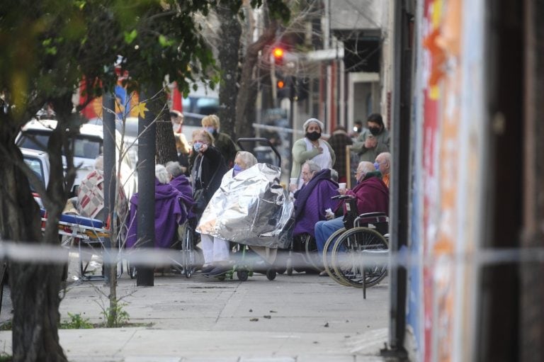 Principio de incendio en un geriátrico del barrio porteño de Almagro. (Clarín)