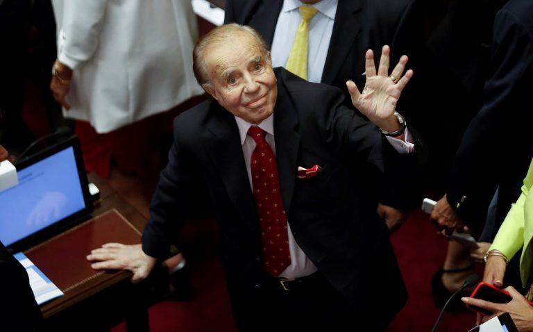 El expresidente argentino Carlos Menem asiste a una sesión especial.