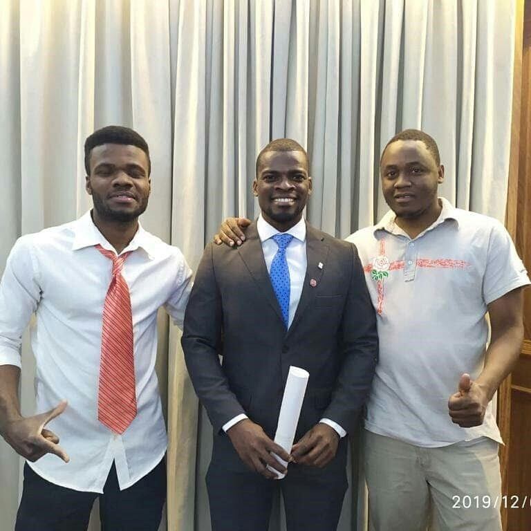 Oles Meronvil con su familia el día de su graduación.