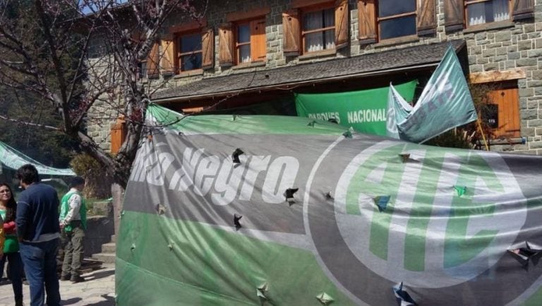 Manifestación de ATE frente a la intendencia del parque Nahuel Huapi.