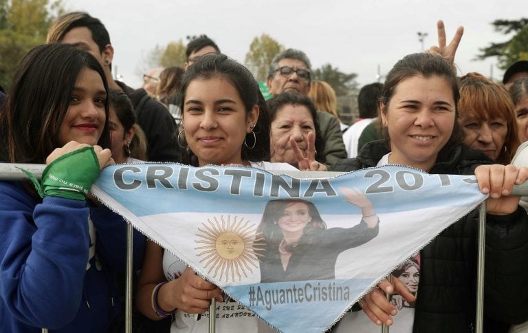 La gente se acercó en apoyo a la fórmula (Foto: AFP).