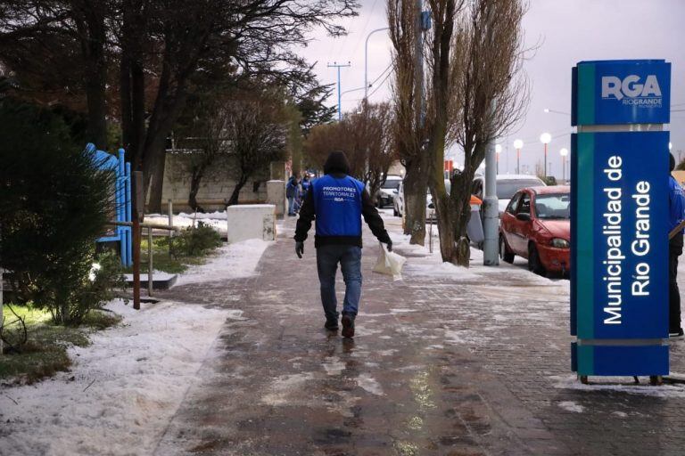 Limpieza por el Municipio de  nieve y hielo en Río Grande TDF