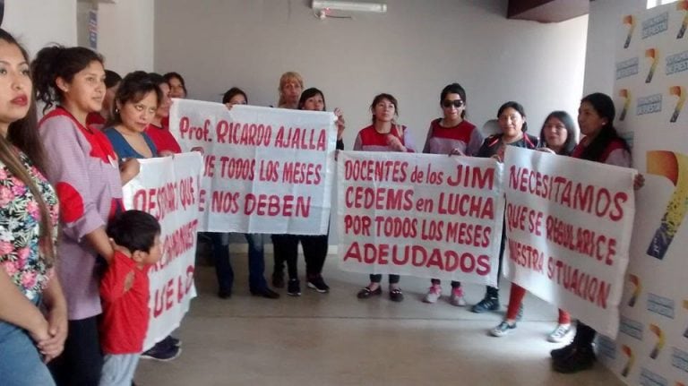 Docentes del JIM siguen sin cobrar sus salarios en Juj