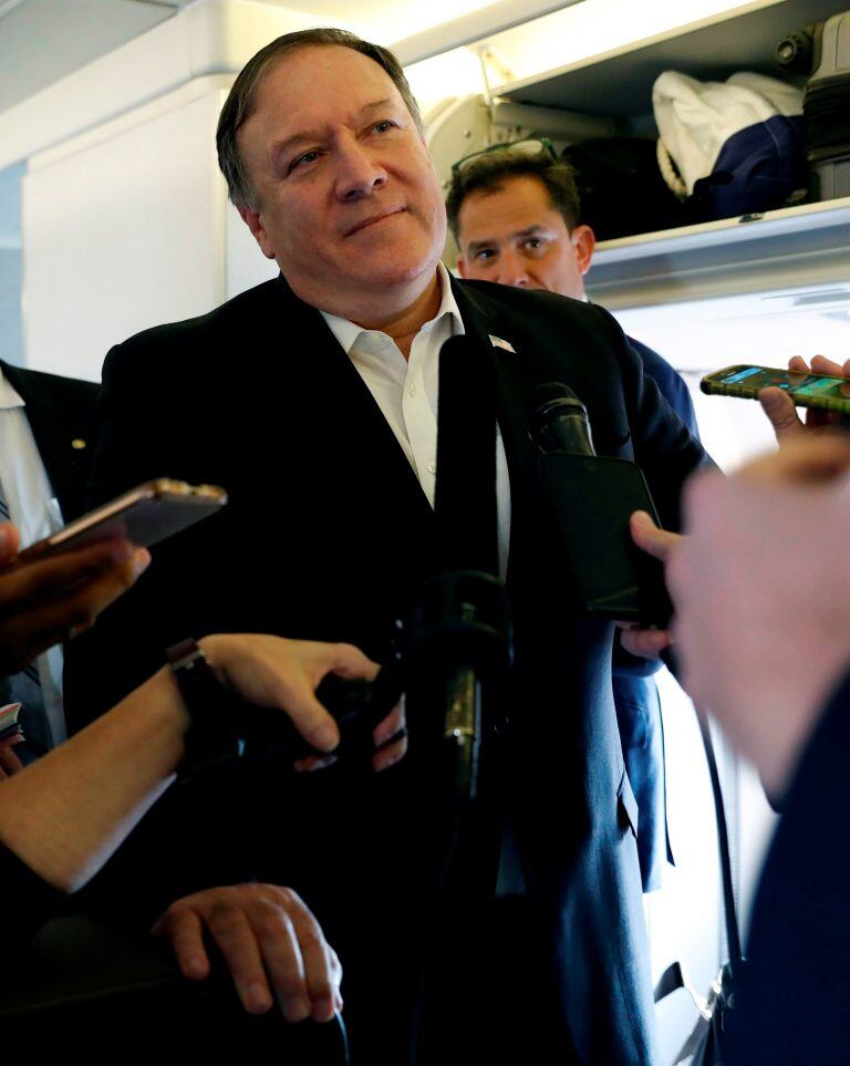 El secretario de estado de EEUU, Mike Pompeo, en conferencia con reporteros en su viaje a Bruselas