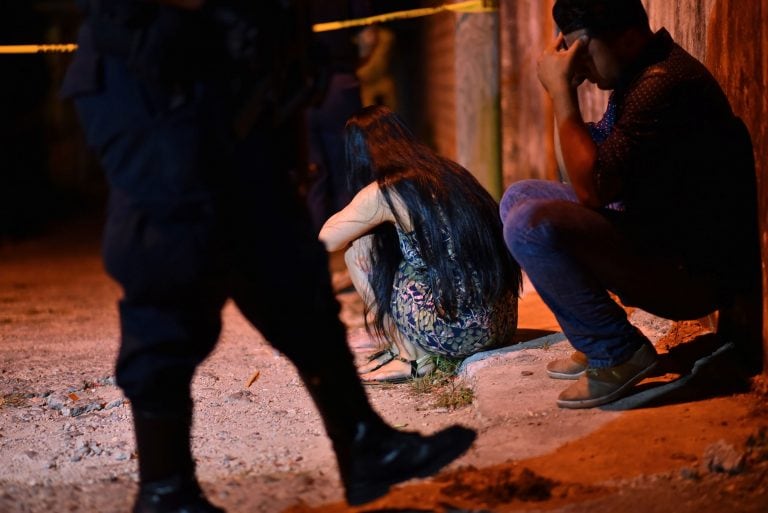 La desolación de la familia que fue atacada (Foto: AFP/ Angel HERNANDEZ)