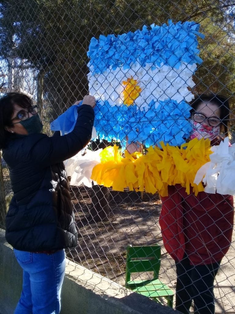 Con una bandera abrazan al Jardin Fulvio Pagani de Arroyito