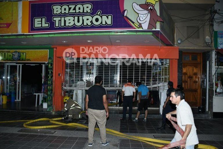 Incendio en el bazar "El Tiburón". (Fotos: Diario Panorama).