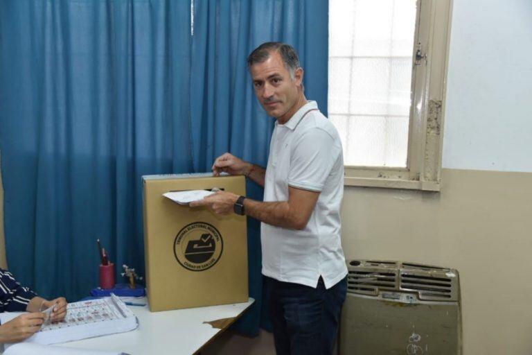 Enrique Picco votó en el Colegio San Luis Rey.