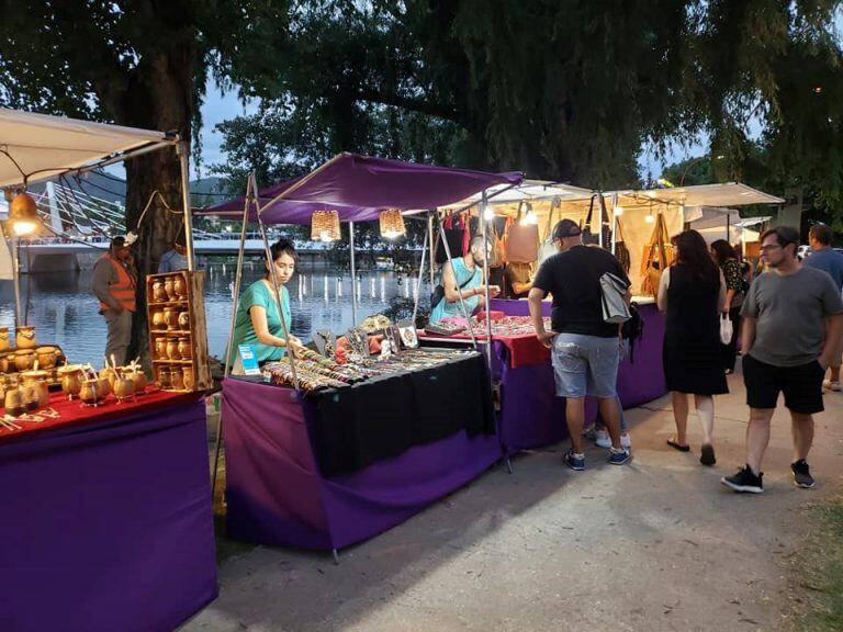 Feria de "Asociación Artesanos Unidos Carlos Paz" a orillas del nuevo puente peatonal.