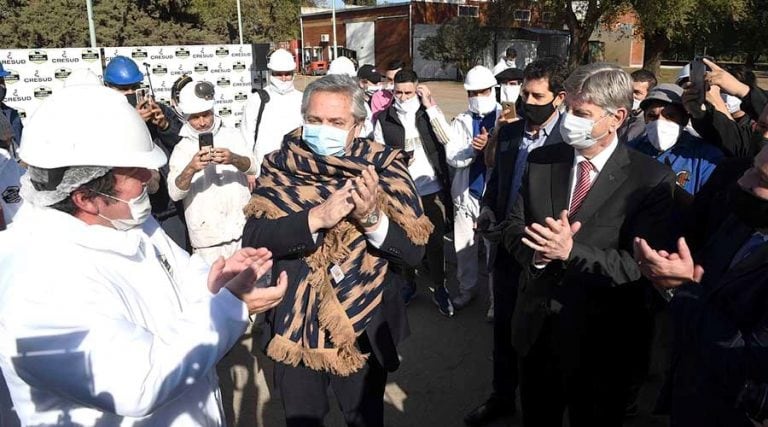 En su visita al frigorífico, el presidente recibió un poncho de regalo (APN)