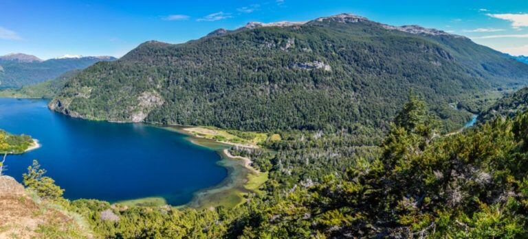 Lago Verde, una de las atracciones mas imponentes del Parque Nacional Los Alerces.