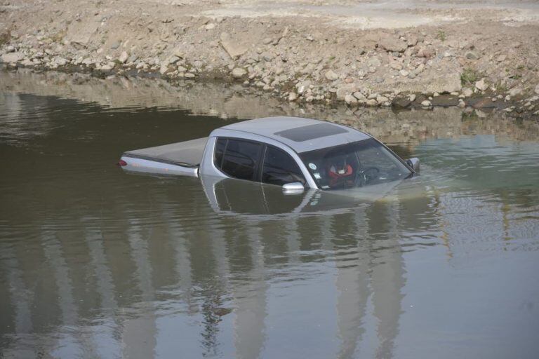 Cayó una camioneta en el Suquía.