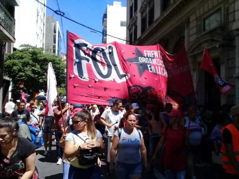 Organizaciones sociales marchan en Rosario por una "Navidad sin hambre". (CCC)