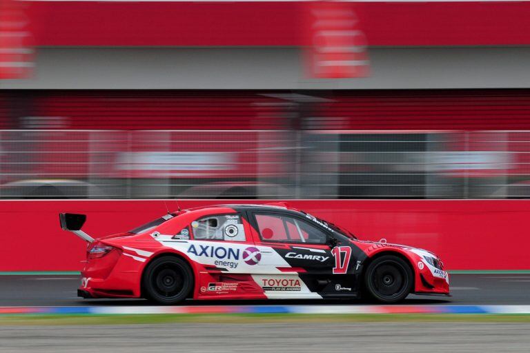 Matías Rossi hizo doblete con Toyota en la provincia de Santiago del Estero. Subió al podio, tanto por la sexta como por la séptima fecha y sigue prendido en el campeonato.