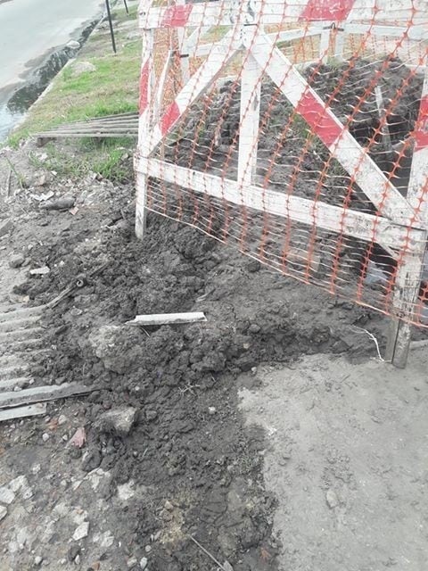 Un vecino de Berisso reclama por un caño roto de agua en la puerta de su casa