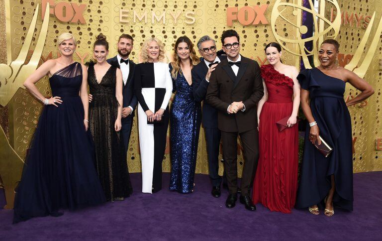 Jennifer Robertson, from left, Sarah Levy, Dustin Milligan, Catherine O'Hara, Annie Murphy, Eugene Levy, Daniel Levy, Emily Hampshire, Karen Robinson, de "Schitt's Creek,". (Foto: Jordan Strauss/Invision/AP)