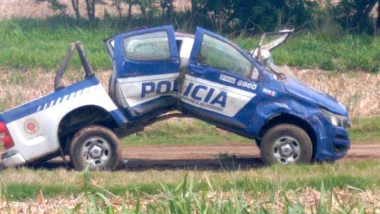 La camioneta policial quedó como un acordeón.