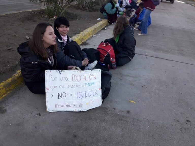 Los estudiantes permanecen desde el mediodía con la toma de la terminal de transporte.