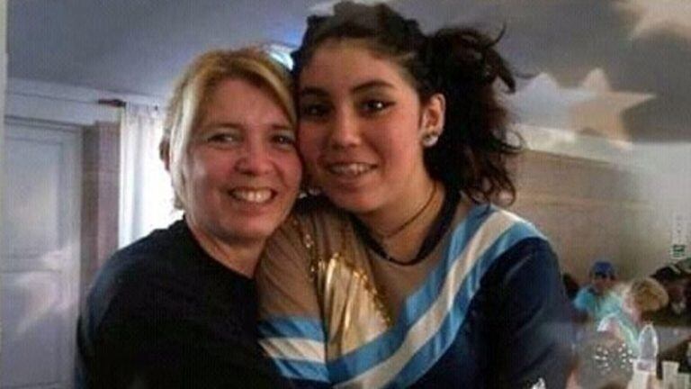 Carla Carrumán, abrazada por la profesora Daniela González, quien la inició cuando era niña en el patín artístico.