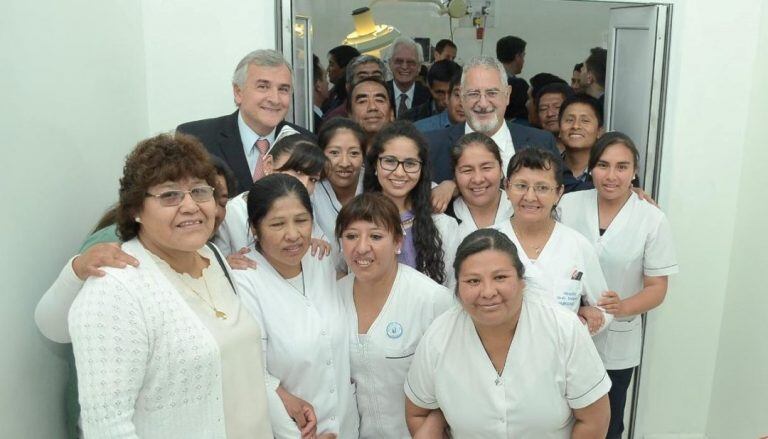 Morales y Bouhid, junto a directivos y personal del hospital de Humahuaca.