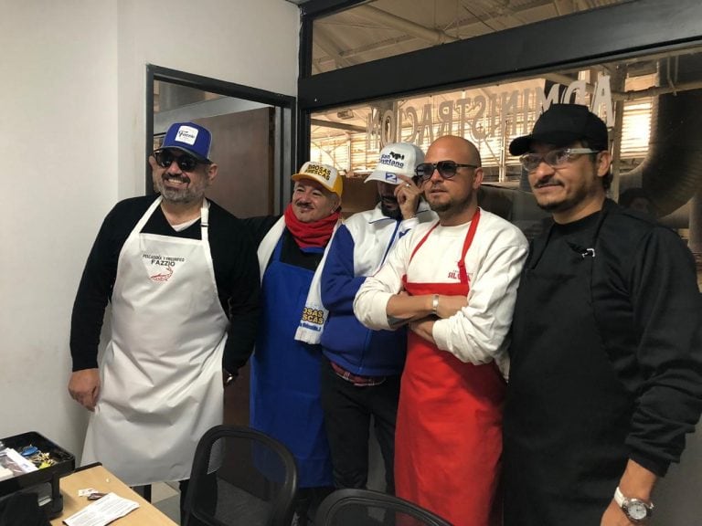 Los Tekis en el Mercado Norte dieron la sorpresa tocando. Previo a ello, se disfrazaron de puesteros.