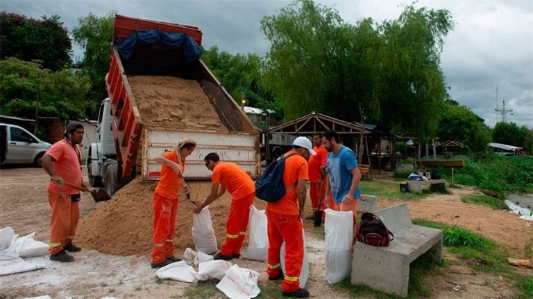 Asistencia por la crecida del río en Paraná.