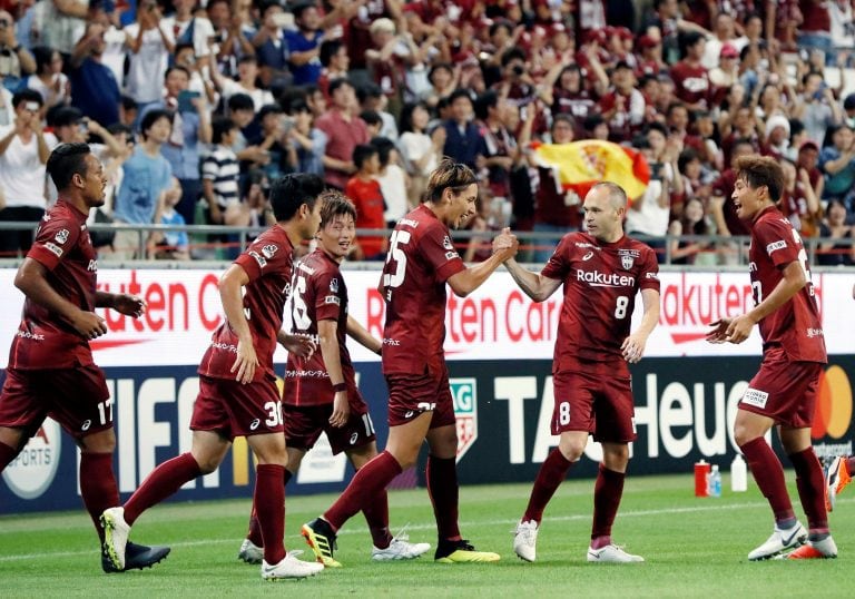 Iniesta festeja con sus compañeros (Foto: Meika Fujio-Kyodo News/AP)