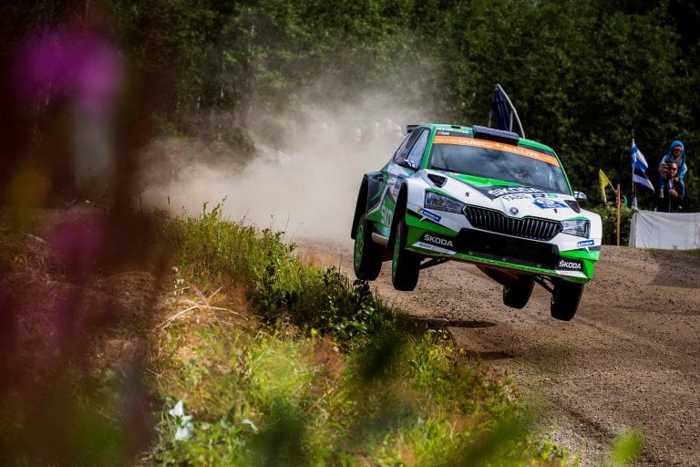 Cuarta victoria consecutiva para Kalle Rovanpera (Skoda) en WRC2 Pro. El finlandés comanda el certamen de la segunda división del WRC para pilotos de equipos oficiales.