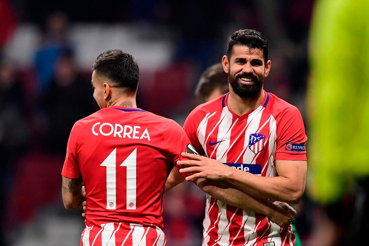  El argentino Ángel Correa festeja con Diego Costa. / AFP 