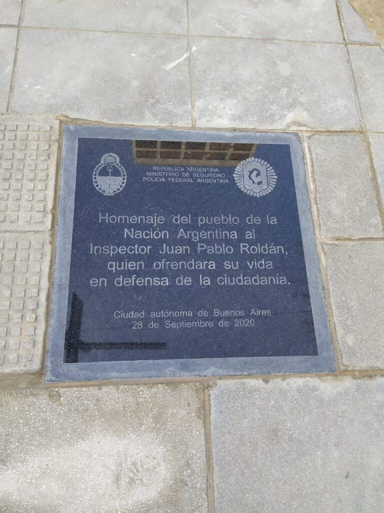 La placa en homenaje a Juan Pablo Roldán (Foto: Mattia Panza)