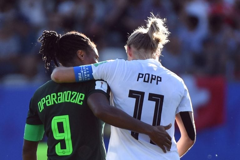 El abrazo entre las rivales una vez terminado el encuentro (Foto: Jean-Pierre Clatot / AFP)