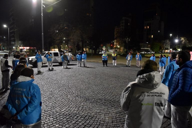 Equipos interdisciplinarios del Municipio recorren las calles para asistir a personas sin techo (Municipalidad de La Plata)