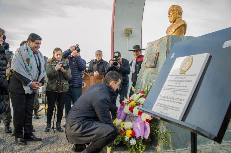 Homenaje en Plaza de Gendarmería Nacional al héroe salteño Martín Miguel de Güemes. Arreglos florales al busto.