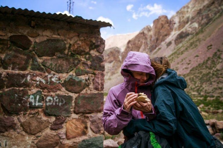 Isabella de la Houssaye y su hija, Bella Crane, se abrazan en el Aconcagua.