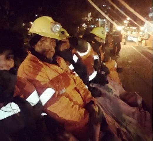 Un grupo de mineros que sostuvo la permanencia en la plaza Belgrano durante la madrugada del martes.